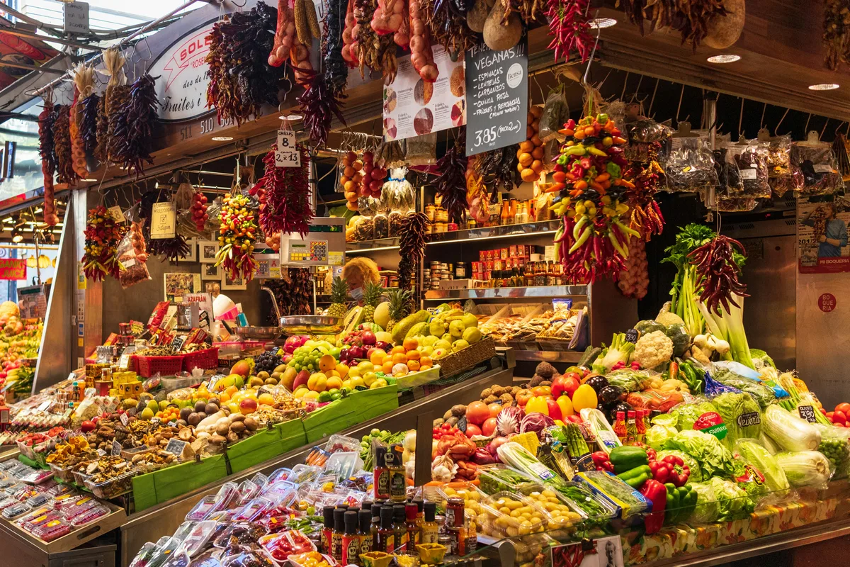Blick auf einen Früchtestand im Mercat de la Boqueria in Barcelona. Blick auf einen Früchtestand in einer Markthalle.